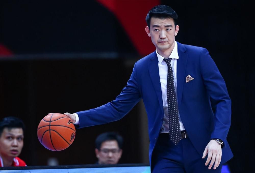 海报中，五个主角们用力撕掉这些他人强加给他们的，或刻薄，或冷漠，或赞赏的刻板印象，努力反抗